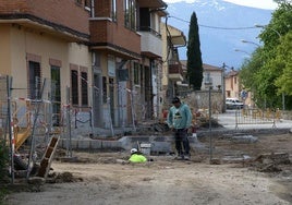 Obras en la calle Cantarranas, en Madrona.