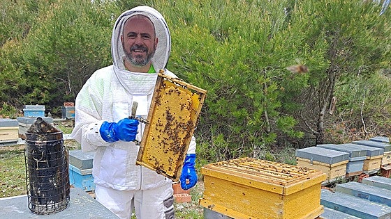El apicultor que dejó los campos de batalla por el campo de verdad