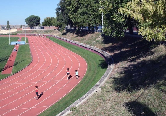 Talud donde se construirá el módulo cubierto de atletismo de Segovia.