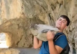 Imagen del joven a punto de arrojar la roca.