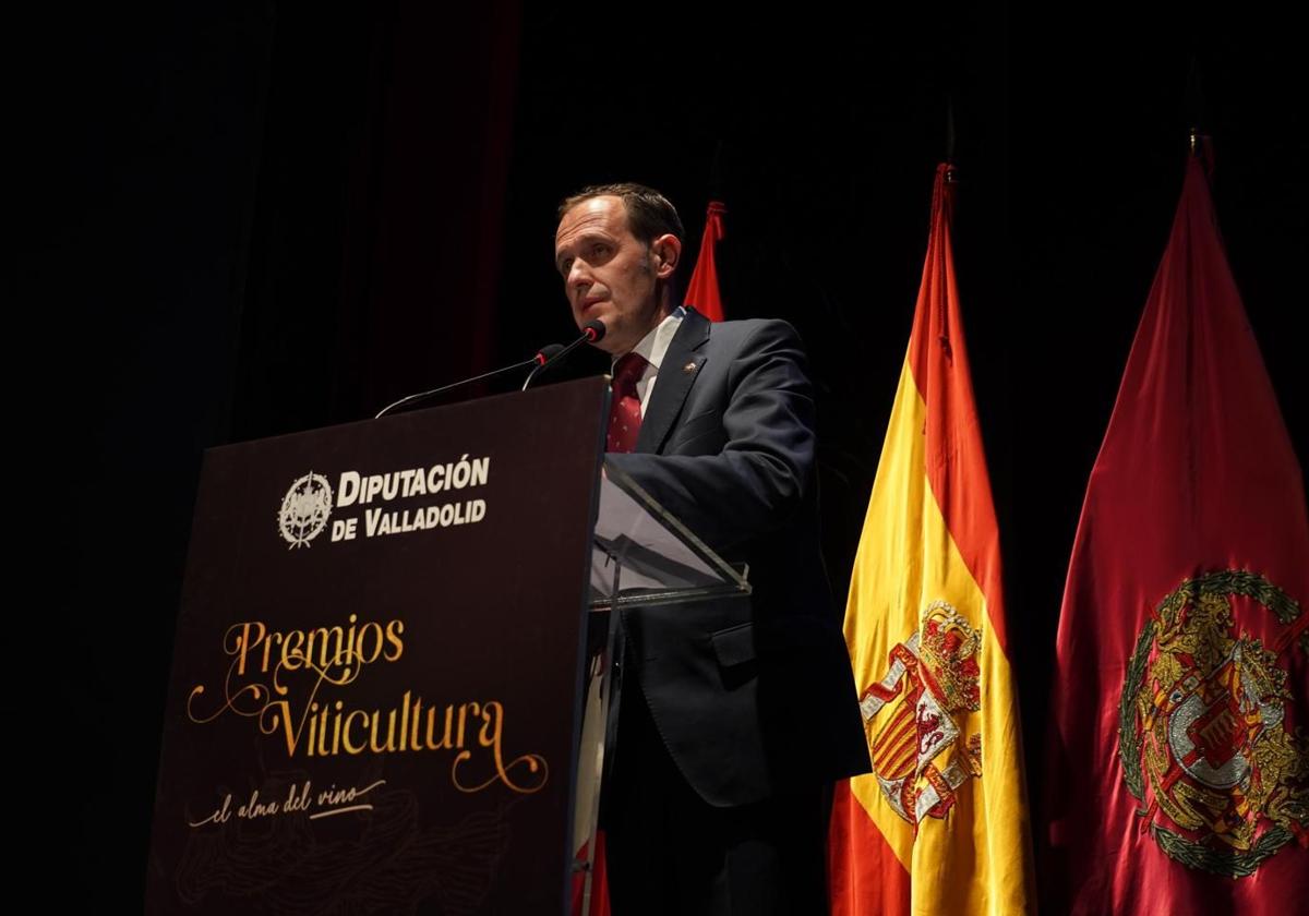 El presidente de la Diputación de Valladolid, Conrado Íscar, en la gala de entrega de los Premios de Viticultura 'El Alma del Vino'.