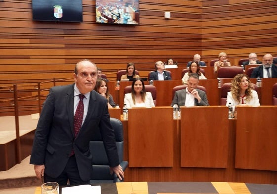 Tomás Quintana toma asiento tras su intervención en las Cortes.