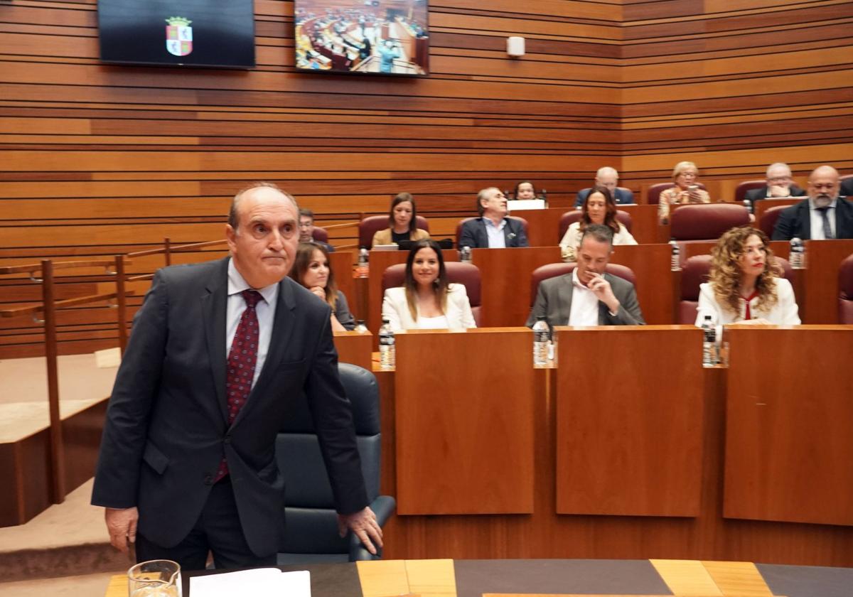 Tomás Quintana toma asiento tras su intervención en las Cortes.