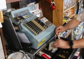 Máquina registradora antigua en un bar de Valladolid, que carece de conexión a Internet y por tanto no permite cumplir las nuevas obligaciones de Hacienda sobre las facturas.