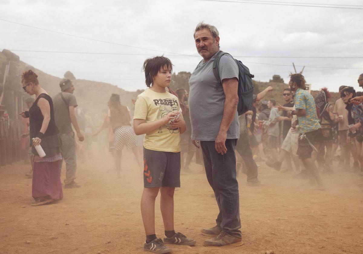 Un pasaje de 'Sirât', de Oliver Laxe, con Bruno Núñez y Sergi López.