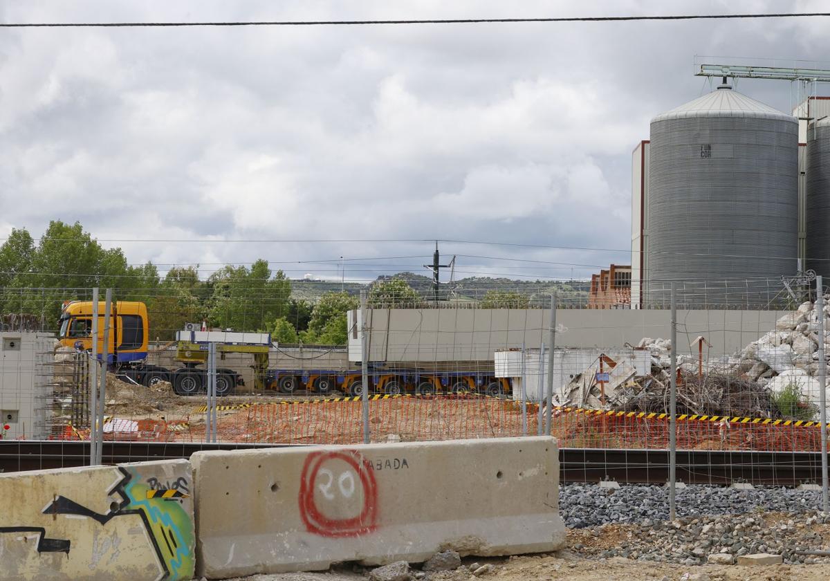 Un camión con una gran viga llega a la zona del Camino Viejo de Husillos.