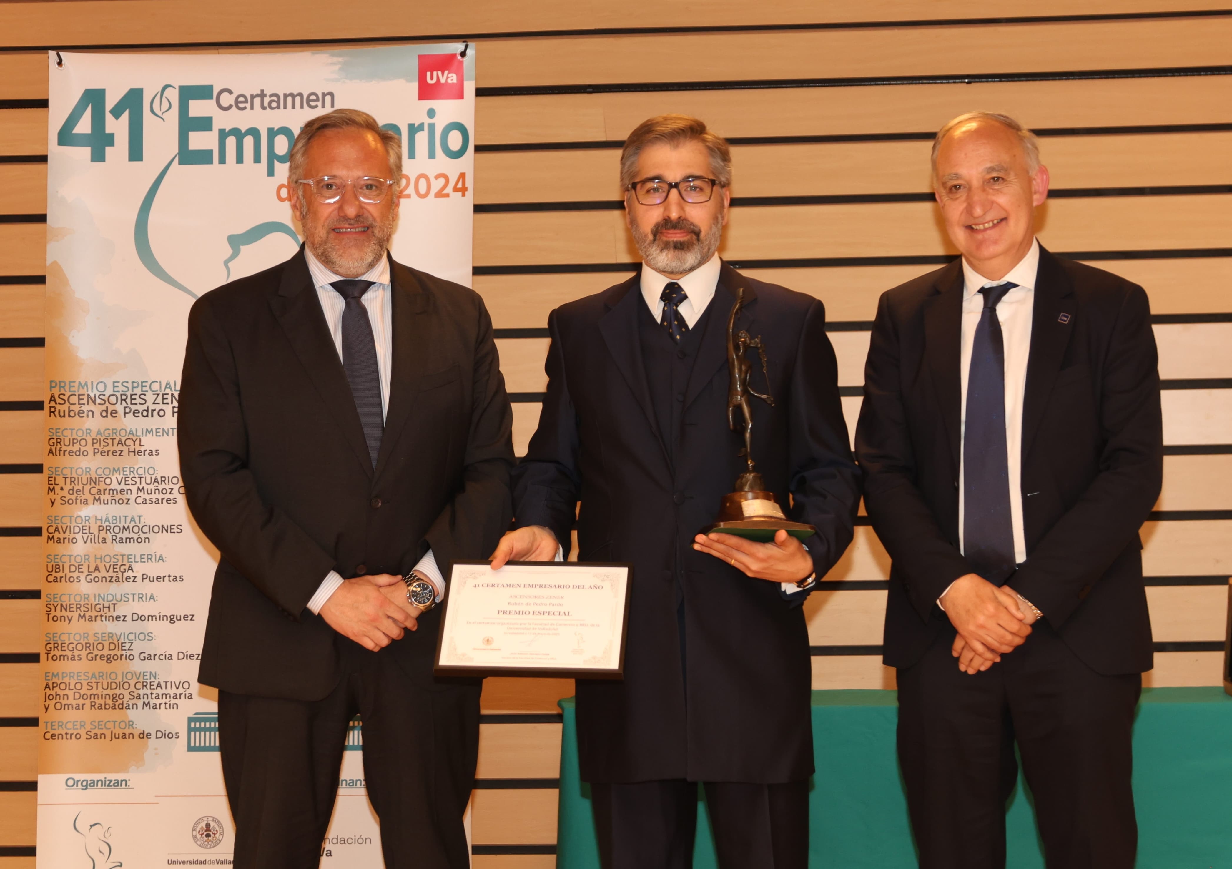 Carlos Pollán, presidente de las Cortes, Rubén de Pedro, director general de Ascensores Zener, y Antonio Largo, rector de la Universidad de Valladolid.