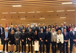 Foto de familia de los premiados, patrocinadores y organizadores