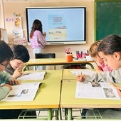 Alumnos de Colegio Campos Góticos realizan algunos ejercicios del cuaderno