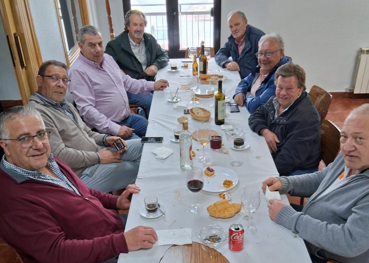 Imagen secundaria 1 - Procesión en San Román de Hornija (arriba) y en Gallegos deHornija (abajo a la derecha) y comida de hermandad en Adalia.