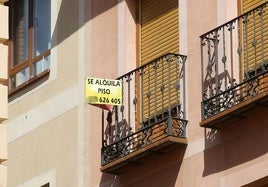 Un cartel que anuncia un piso en alquiler colocado en un balcón del recinto amurallado.