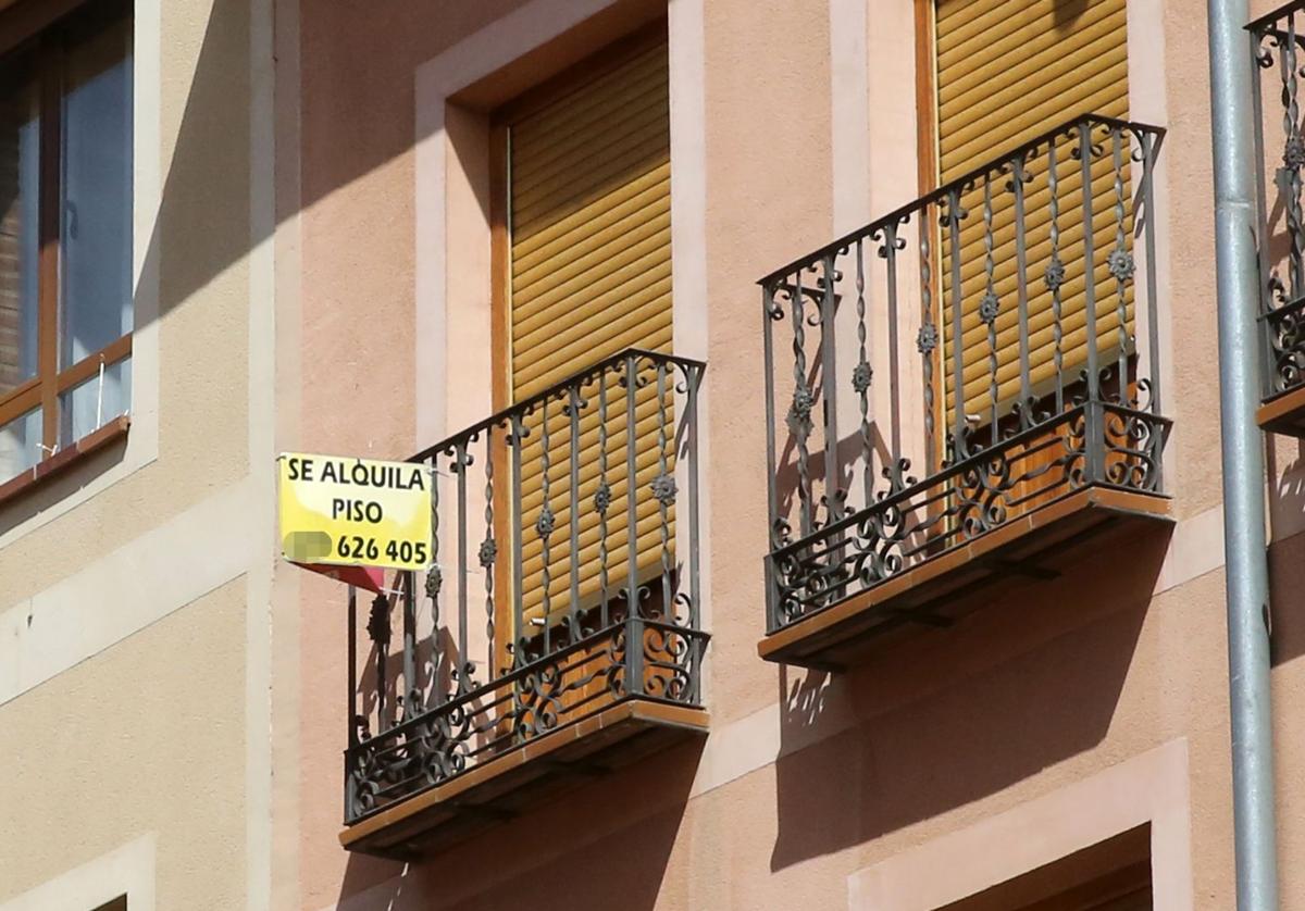 Un cartel que anuncia un piso en alquiler colocado en un balcón del recinto amurallado.