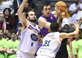Vaulet, presionado por Galán y Faggiano en el partido en Santiago entre Súper Agropal y Obradoiro.