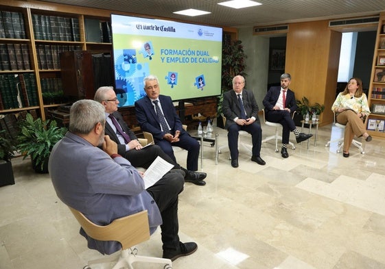 Carlos Aganzo (moderador), Agustín Sigüenza (Junta de Castilla y León), Miguel Ángel Mariscal (Universidad de Burgos), Enrique Cabero (CES), Ángel Hernández (Universidad de Salamanca) y Araceli de las Heras (ONCE)