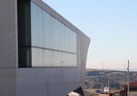 Ventanas en el edificio CIDE de Segovia.
