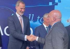 El alcalde de Valladolid, Jesús Julio Carnero, saluda al rey Felipe VI durante la cumbre.