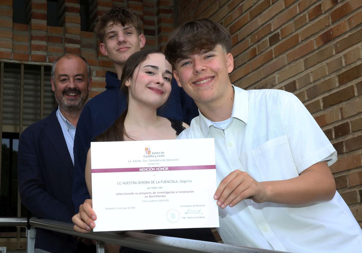 El profesor Sergio Calleja, con Héctor, Cristina y Javier, alumnos que defendieron el trabajo en el concurso.