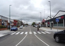 Una mujer pasa por uno de los nuevos pasos de cebra pintados en la recién urbanizada avenida de El Norte de Castilla.
