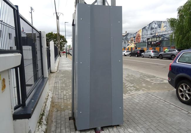 Torreta de la luz que reduce el paso en la acera de la avenida del lado de los números impares.