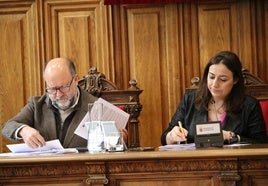 Carlos Hernández, el concejal de Hacienda, junto a la alcaldesa, Miriam Andrés, en el pleno.