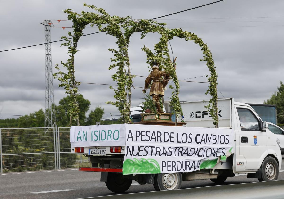 La imagen del santo, en el camión municipal hacia la pradera de La Trapa.