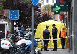 La Policía Municipal y la Nacional, en la calle Labradores junto a la carpa que ocultaba el cadáver.