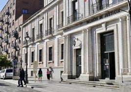 Vistas del exterior de la Audiencia Provincial de Valladolid, en la calle Angustias.