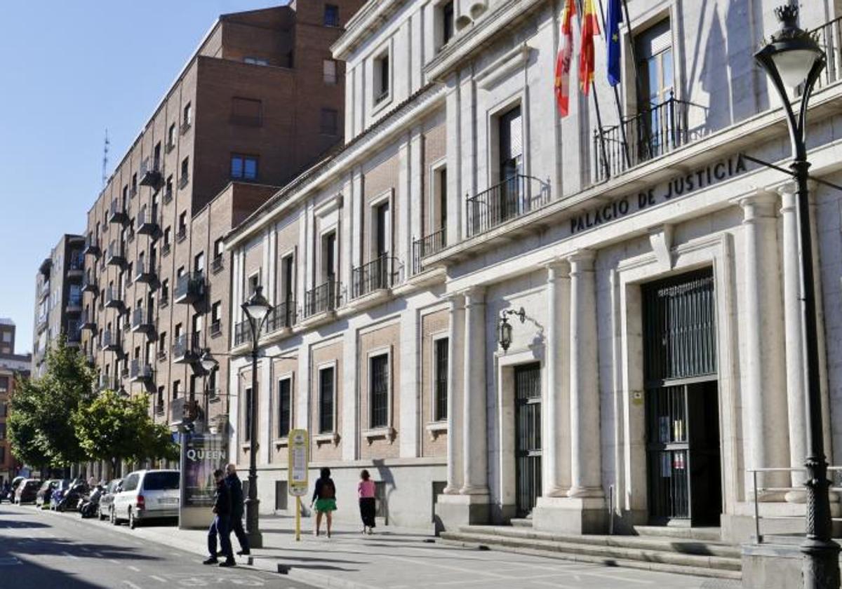 Vistas del exterior de la Audiencia Provincial de Valladolid, en la calle Angustias.