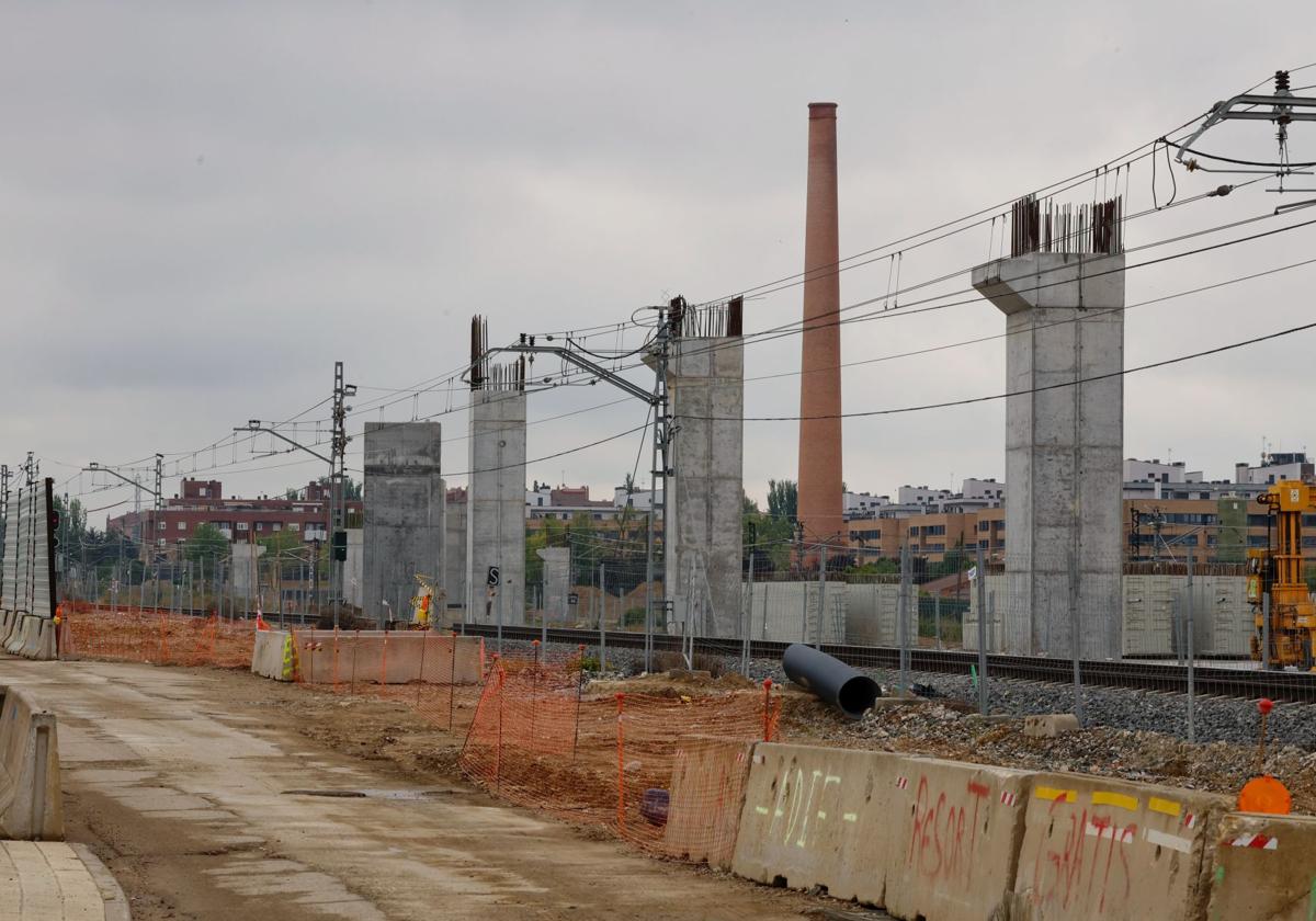 Soterramientos, saltos de carnero y un puente para el choque de trenes
