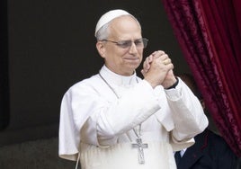El Papa León XIV se asoma al balcón.