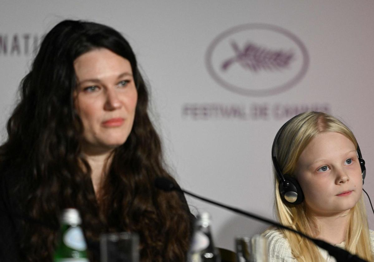 La directora alemana Mascha Schilinski y la joven actriz Hanna Heckt.