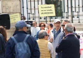 Los manifestantes de la Plataforma por la Sanidad Pública, concentrados ante la Consejería de Sanidad este viernes.