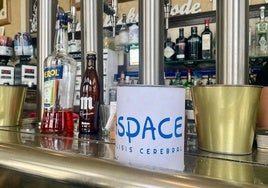 Hucha de Aspace en la barra de un bar de Palencia.