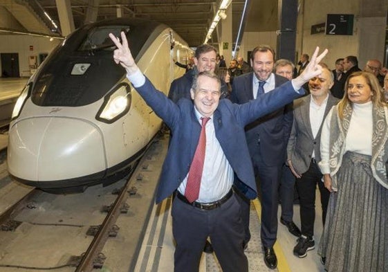 El alcalde de Vigo, Abel Caballero, y Óscar Puente, junto un tren de alta velocidad en enero de 2024.