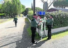 Dos guardias civiles, en el inicio de la calle Dos en la urbanización de El Romeral.