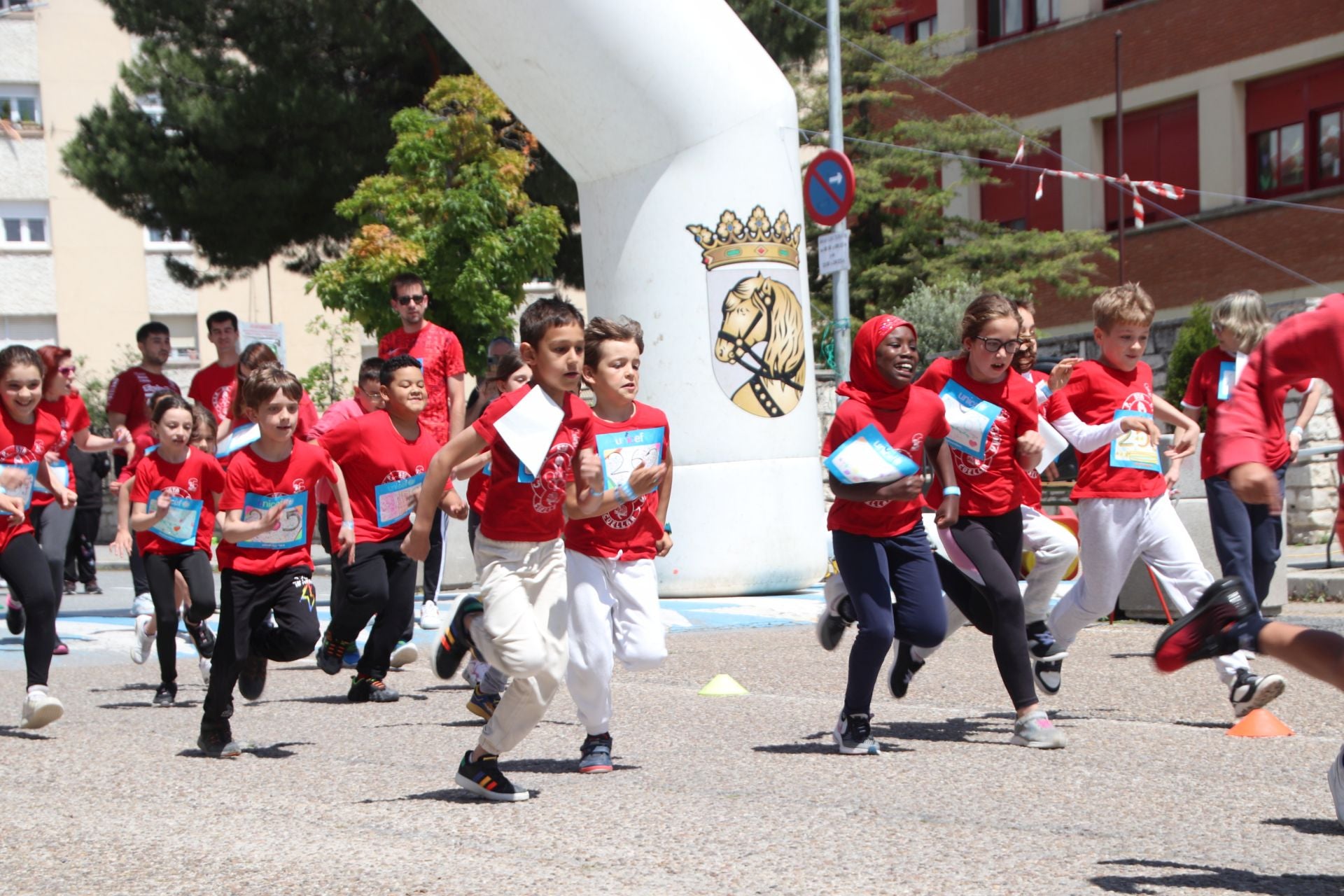 Fotografías de la carrera solidaria en el colegio Santa Clara de Cuéllar