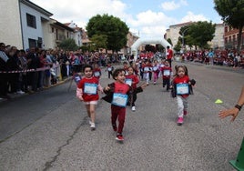 Multitud de niños participan en la carrera solidaria celebrada en Cuéllar