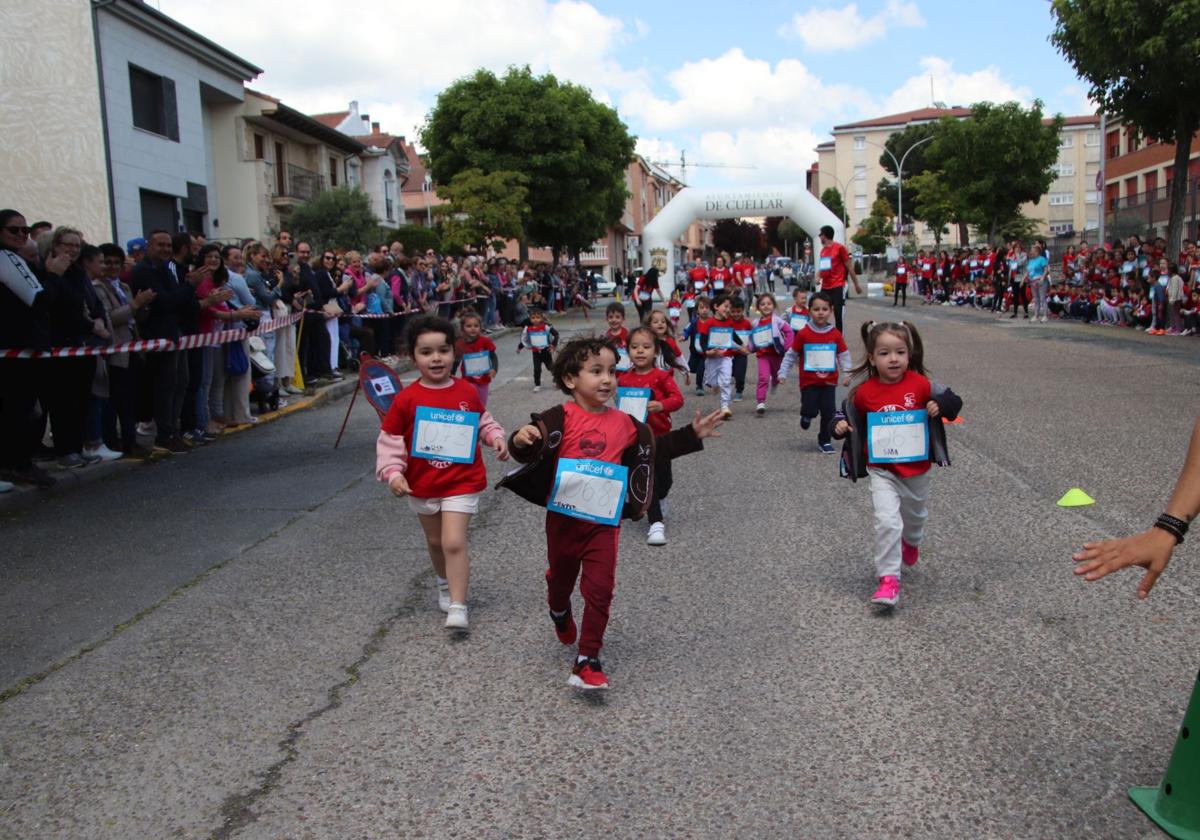 Fotografías de la carrera solidaria en el colegio Santa Clara de Cuéllar