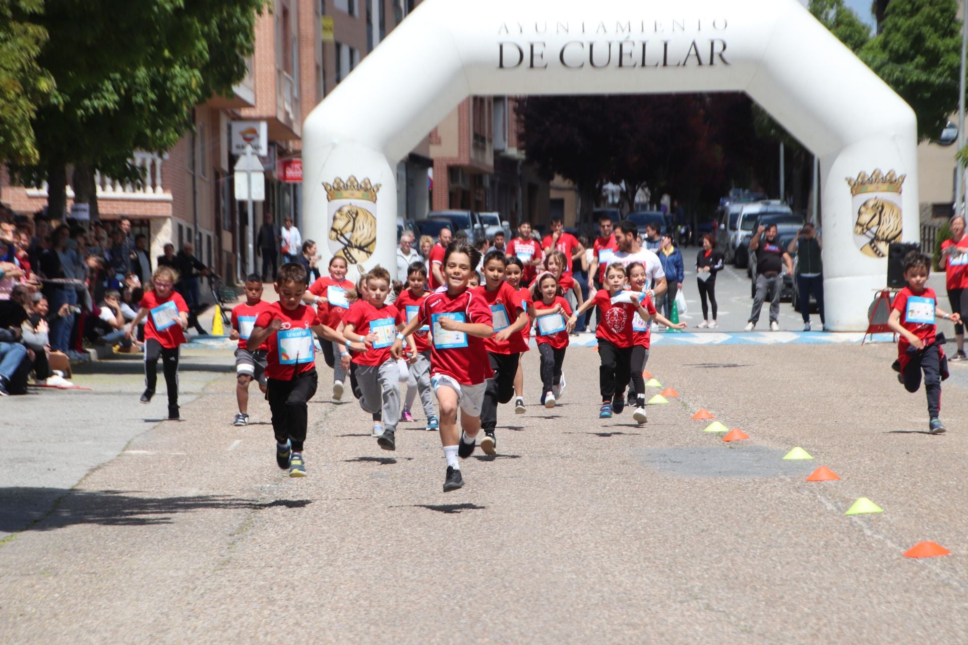 Fotografías de la carrera solidaria en el colegio Santa Clara de Cuéllar