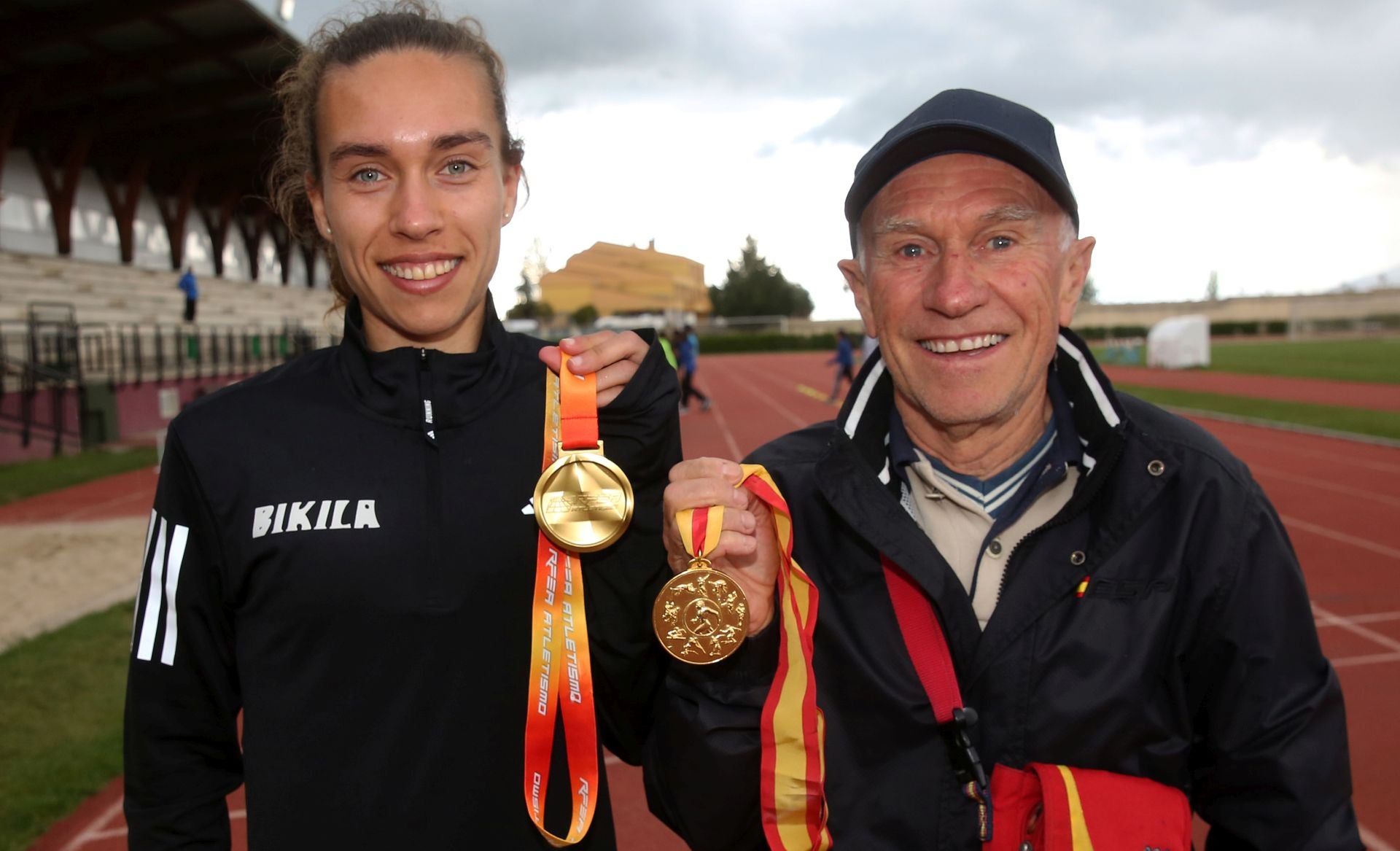 Idaira y Antonio Prieto, con sus medallas de campeones nacionales en 10.000 metros.