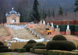Obras de restauración de la fuente de La Cascada, en el Real Sitio de San Ildefonso.