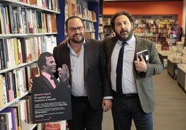 El escritor Ignacio Peyró presenta su biografía 'El español que enamoró al mundo' acompañado de José F. Peláez.