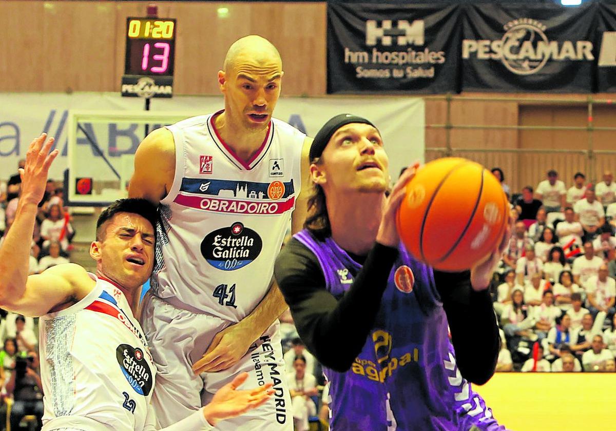 Kunkel entra a canasta dejando atrás a Stevic y Barcello.