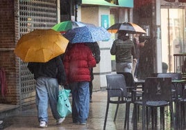 Viandantes con paraguas durante el aguacero del miércoles por la tarde.