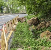 Rocas desprendidas junto a la carretera del paseo de Santo Domingo de Guzmán.