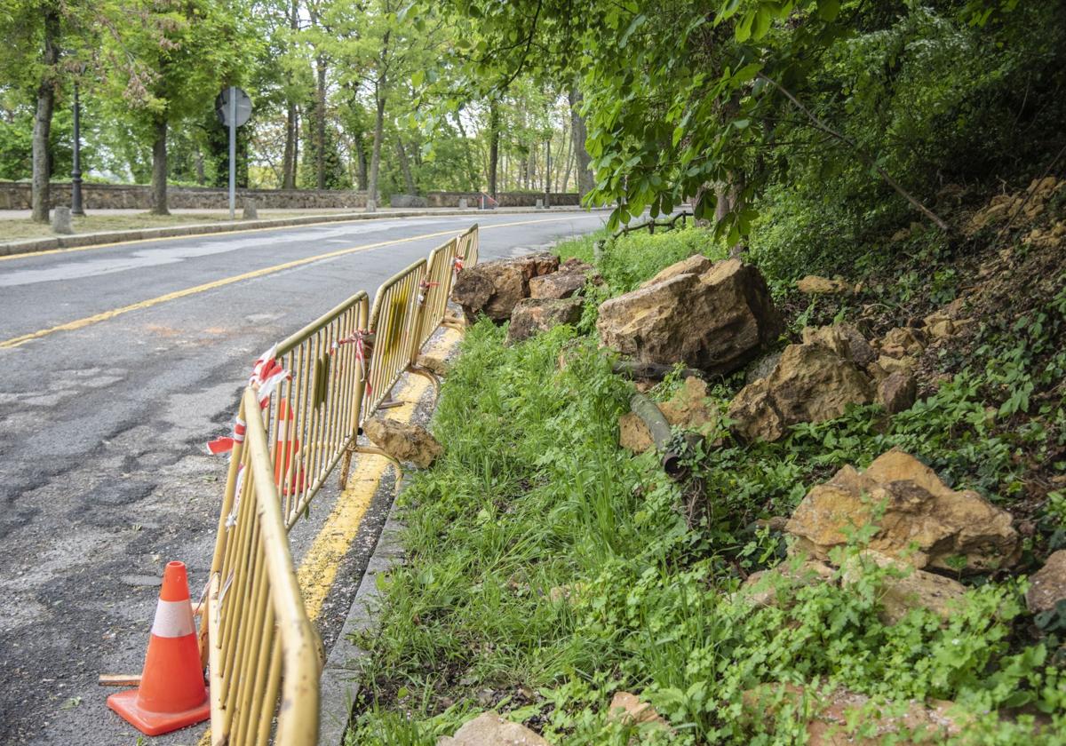 El Ayuntamiento estudia un desprendimiento de rocas junto al postigo de San Juan