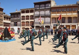 Desfile de la Guardia Civil en la plaza del Coso de Peñafiel.