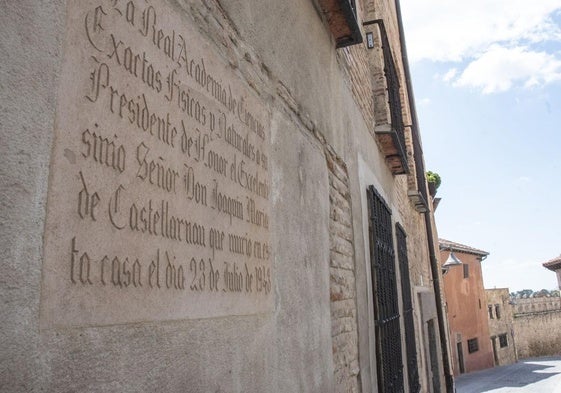 Placa en memoria de Joaquín María de Castellanau en la calle Martínez Campos.