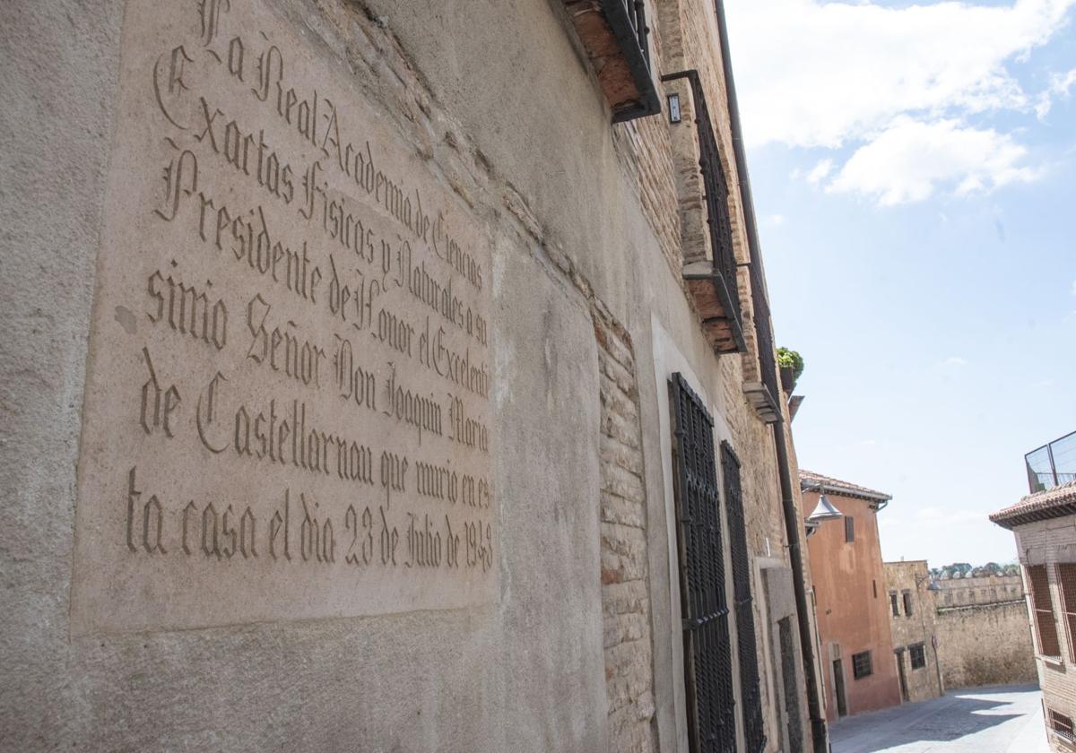 Placa en memoria de Joaquín María de Castellanau en la calle Martínez Campos.