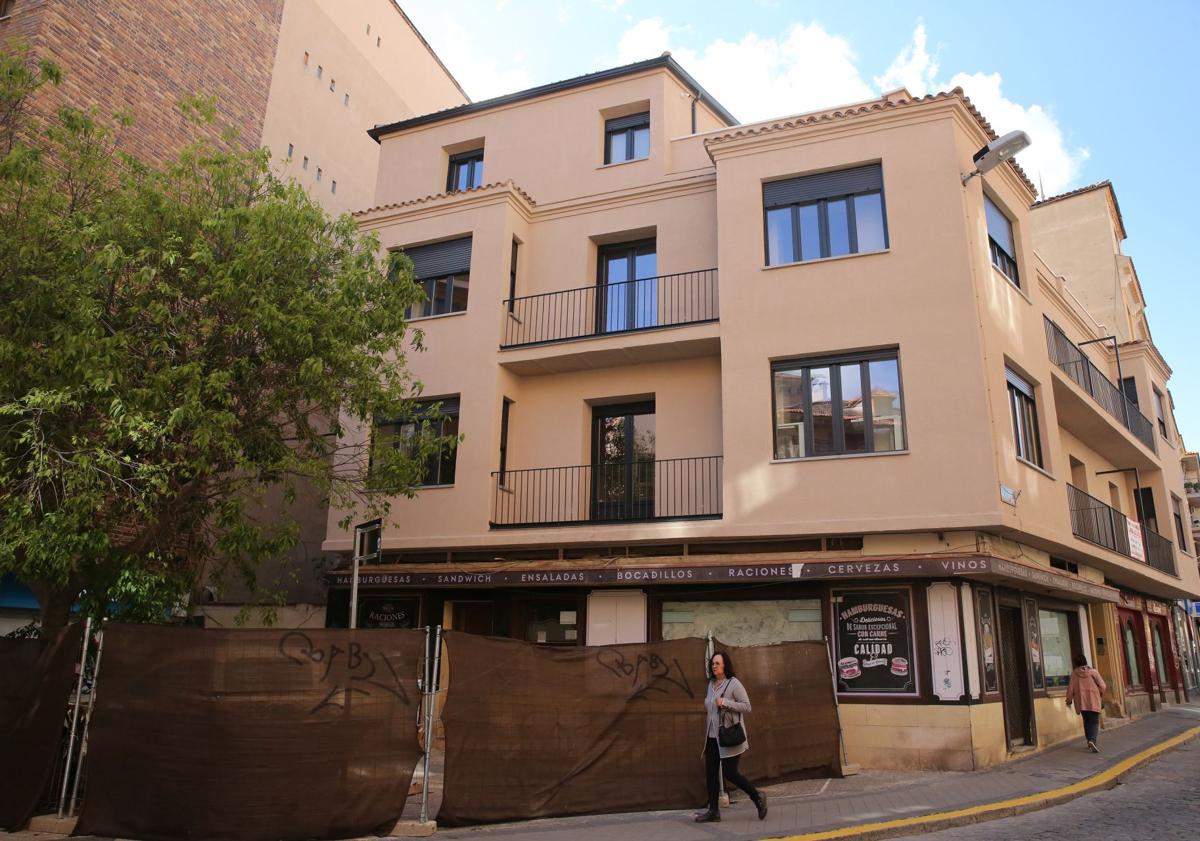 Imagen principal - Arriba, edificio en el que se colocará la placa de homenaje al arquitecto Pagola. Sobre estas líneas, evocación de Mariano Quintanilla y Martín Chico.